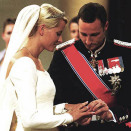 The Crown Prince placing the ring on the Crown Princess' finger (Photo: Bjørn Sigurdsøn, Scanpix)